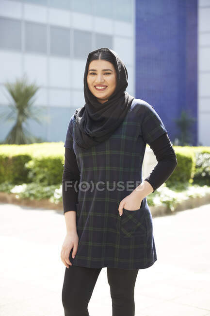 Retrato confiado joven mujer en hijab - foto de stock