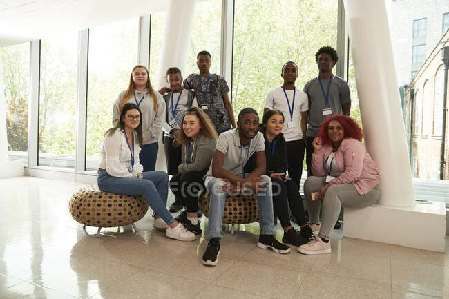 Retrato confiado estudiantes universitarios en el vestíbulo - foto de stock