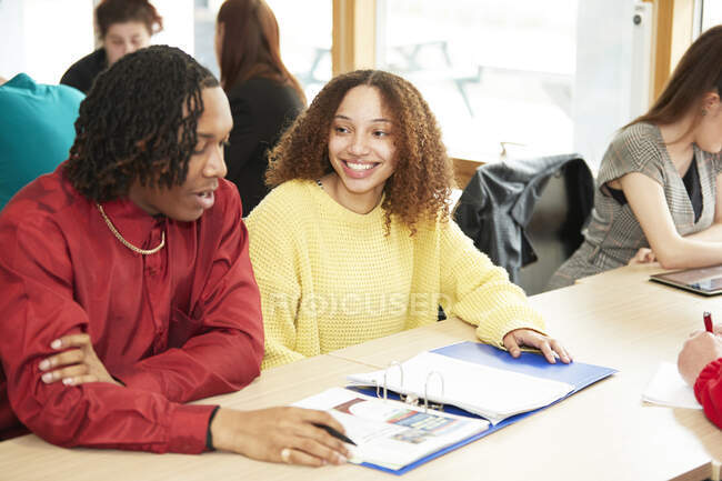 Lächelnde College-Studenten im Hörsaal — Stockfoto