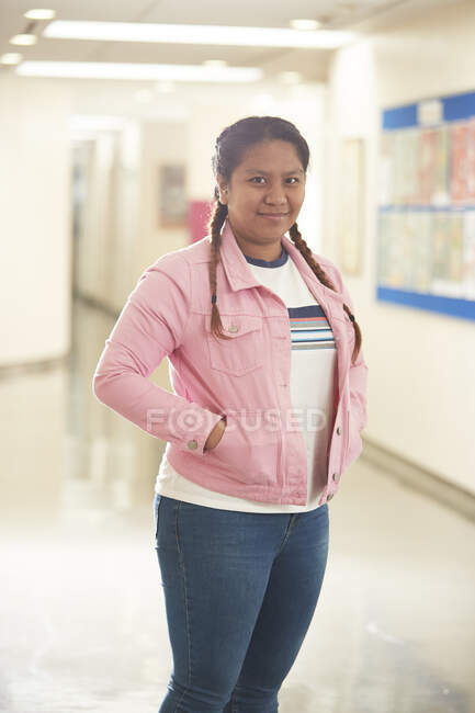 Ritratto giovane studentessa fiduciosa in corridoio — Foto stock