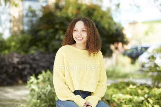 Retrato confiante jovem mulher no parque — Fotografia de Stock