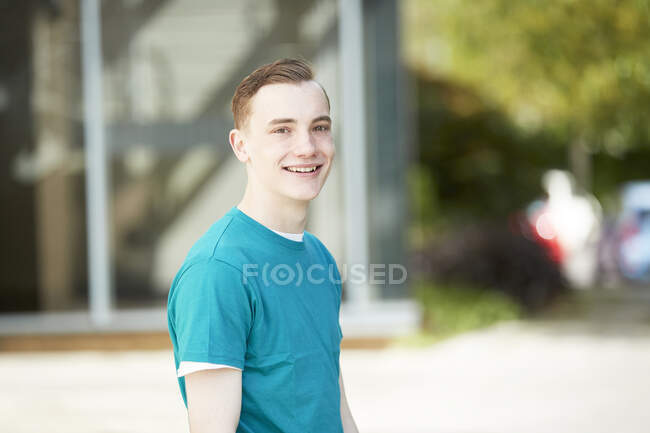 Portrait jeune homme confiant — Photo de stock