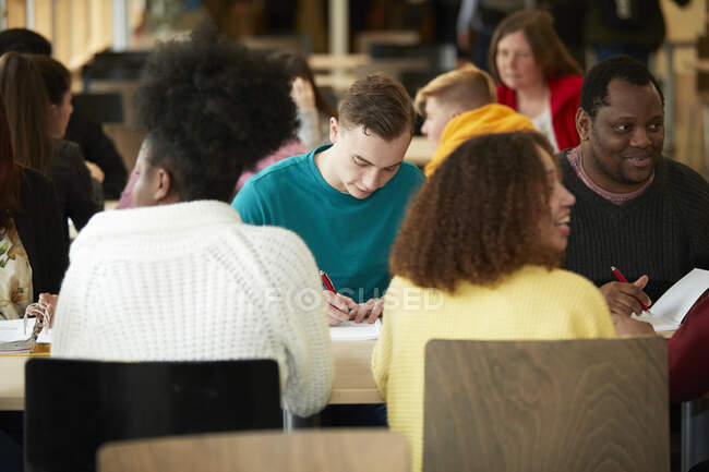 Estudantes universitários estudando em sala de aula — Fotografia de Stock