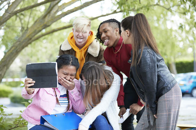 Playful happy college student friends digital tablet selfie park — Stock Photo