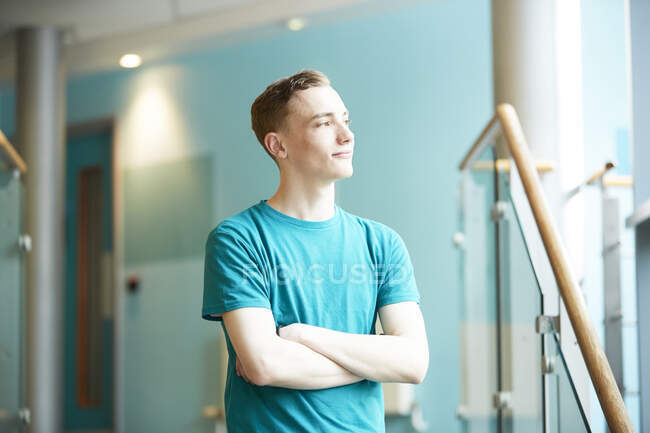 Ambicioso jovem estudante universitário masculino olhando para longe — Fotografia de Stock