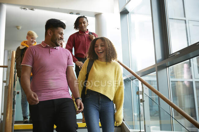 Glückliche College-Studenten beim Treppenabsteigen — Stockfoto
