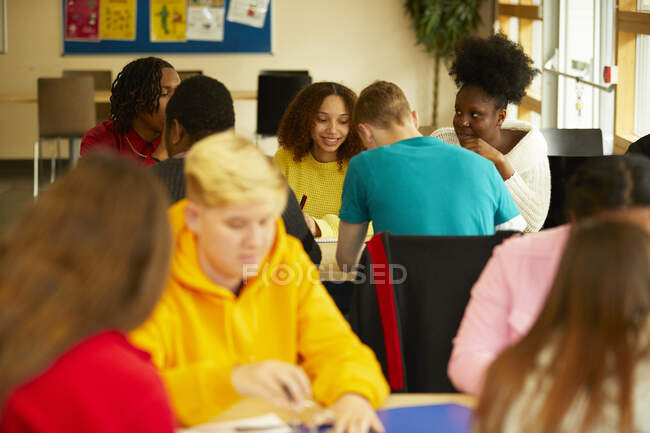 Estudantes universitários estudando juntos em sala de aula — Fotografia de Stock