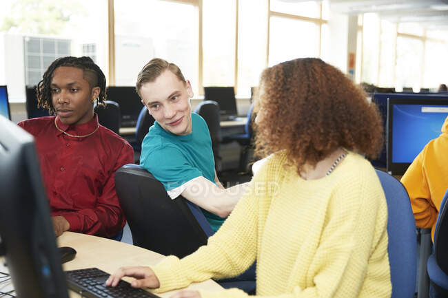 College students studying together at computers in library — Stock Photo
