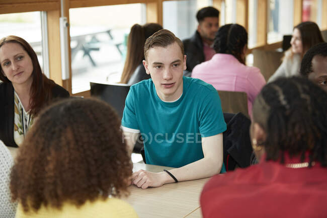 Студенты колледжа разговаривают в классе — стоковое фото