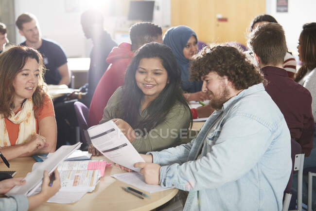 Étudiants collégiaux étudiant ensemble en classe — Photo de stock