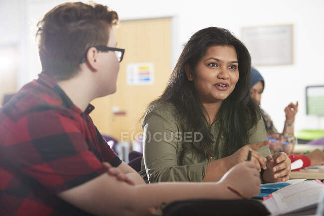 Estudantes universitários conversando e estudando em sala de aula — Fotografia de Stock