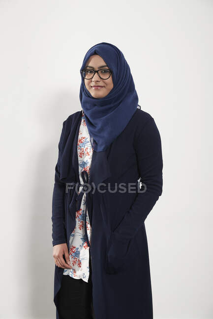 Retrato confiado adolescente usando hijab - foto de stock