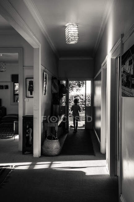 Menino em pé no corredor de casa — Fotografia de Stock