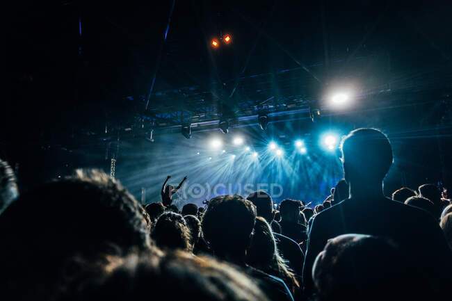 Crowd enjoying music concert — Stock Photo