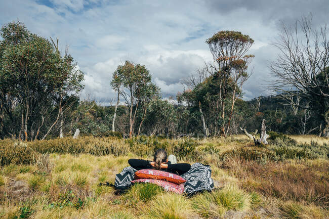 Mujer despreocupada relajándose en los bosques Alpine National Park Australia - foto de stock