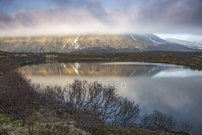 Vue tranquille montagne et lac Bleik Andenes Vesteralen Norvège — Photo de stock