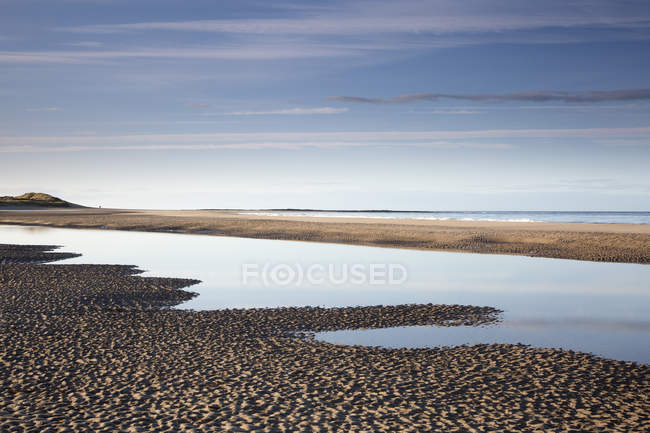 Tranquilo paisaje marino vista mar playa Embleton Beach Northumberland - foto de stock