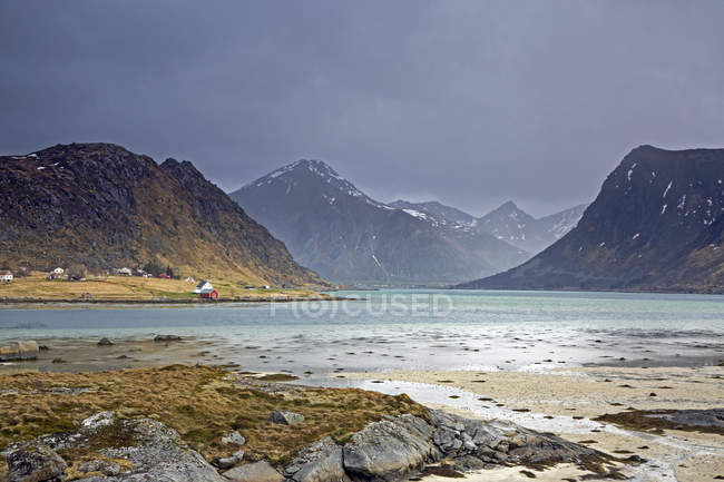 Vistas panorámicas montañas y océano Flakstadpollen Lofoten Noruega - foto de stock