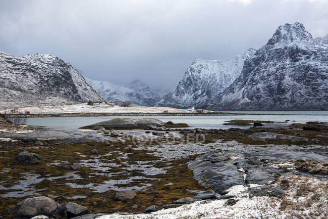 Majestuosas vistas montañas y pueblo Flakstadpollen Lofoten Noruega - foto de stock
