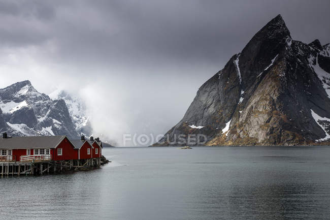Nevoeiro sobre montanhas e oceano Hamnoya Lofoten Noruega — Fotografia de Stock