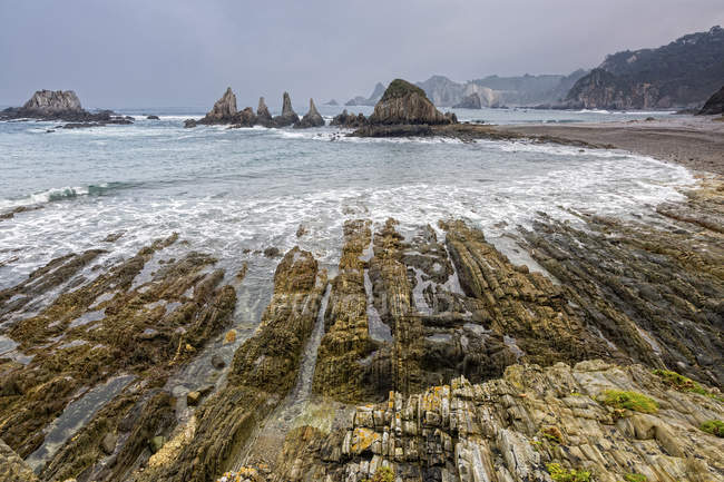 Тихий скалистый пляж Gueira Beach Asturias Испания — стоковое фото