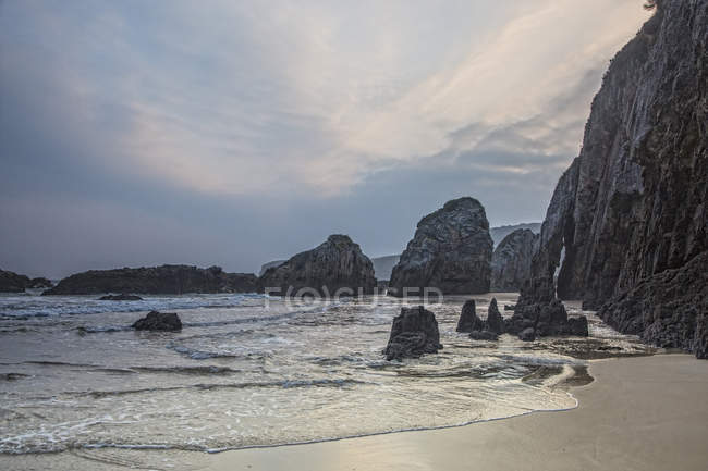 Скалы и скалы вдоль пляжа La Franca Beach Asturias в Испании — стоковое фото