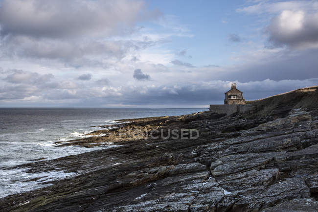Haus mit Blick auf felsige Meereslandschaft Howick Northumberland Vereinigtes Königreich — Stockfoto