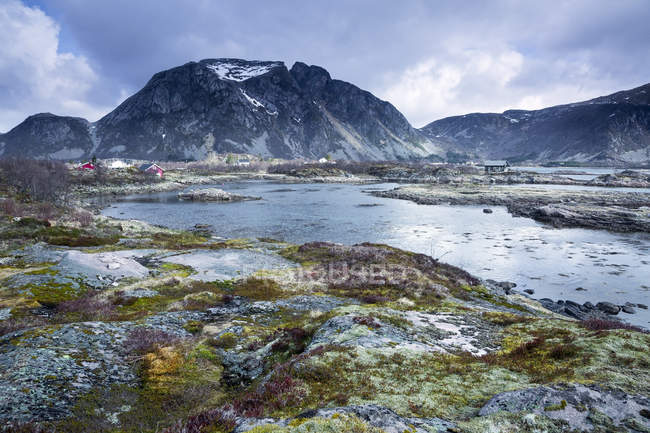 Tranquilas vistas panorámicas montañas y ensenada Landraget Lofoten Noruega - foto de stock