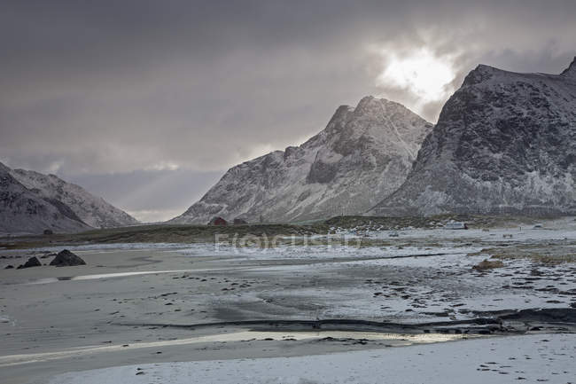 Tranquilas montañas cubiertas de nieve Skagsanden Lofoten Noruega - foto de stock