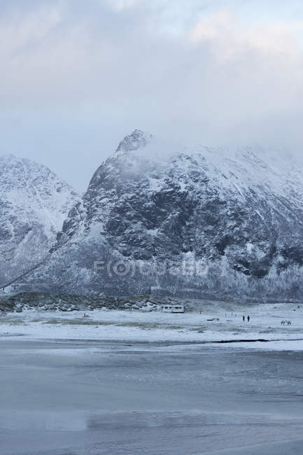 Montaña cubierta de nieve paisaje Skagsanden Lofoten Noruega - foto de stock