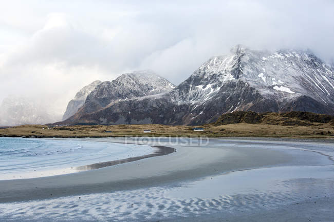 Berge und abgelegener Meeresstrand Ytresand Lofoten Norwegen — Stockfoto