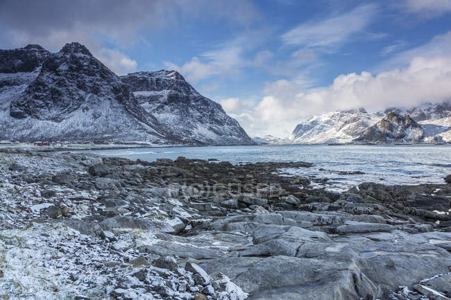Tranquilas montañas cubiertas de nieve Vareid Lofoten Noruega - foto de stock
