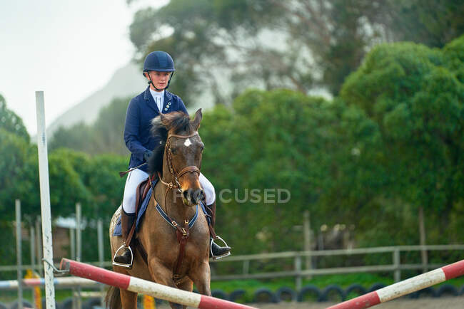 Adolescente menina salto equestre — Fotografia de Stock