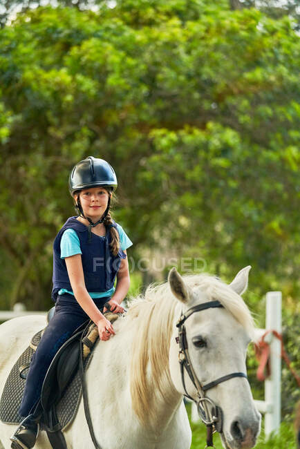 Retrato chica confiada montar a caballo - foto de stock