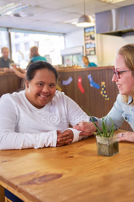 Портрет щасливої молодої жінки з синдромом Дауна в кафе — стокове фото