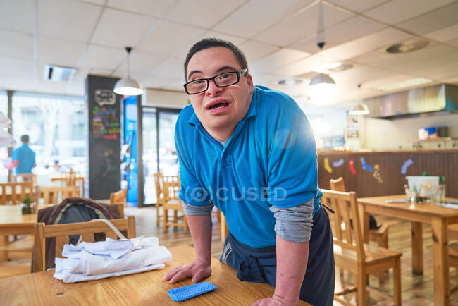 Retrato jovem confiante com Síndrome de Down trabalhando no café — Fotografia de Stock