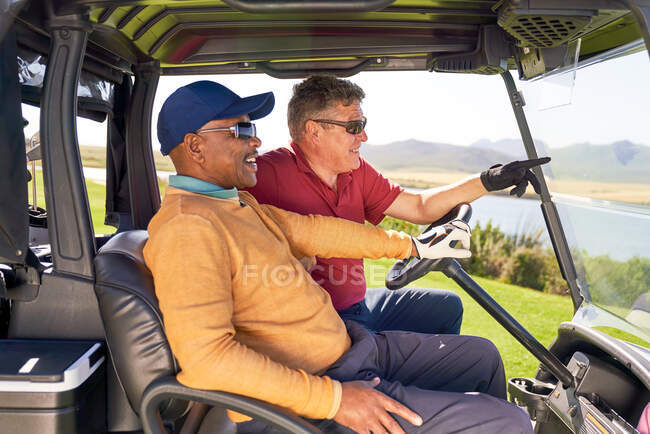 Hommes mûrs en voiturette de golf — Photo de stock