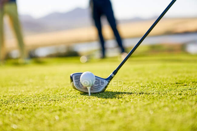Nahaufnahme Golfer bereitet sich auf Abschlag an sonniger Abschlagbox vor — Stockfoto