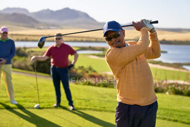 Зрелый игрок в гольф на солнечной коробке — стоковое фото