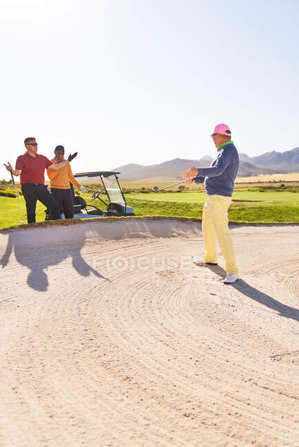 Golfista masculino em bunker no campo de golfe ensolarado — Fotografia de Stock