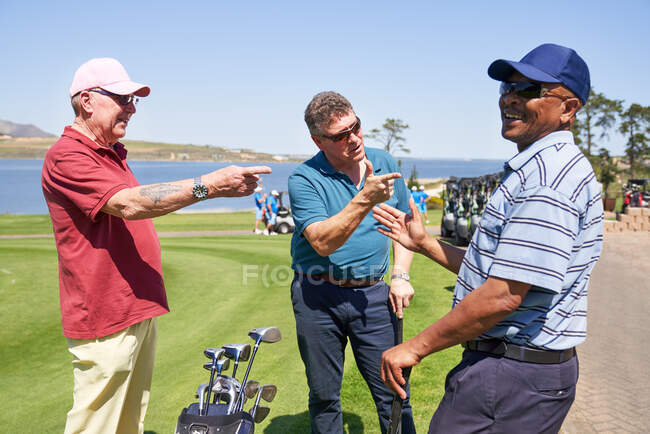 Щасливі зрілі чоловіки гольфу святкують на сонячному полі для гольфу — стокове фото