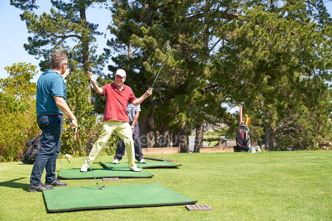 Glücklicher Senior-Golfer jubelt auf sonniger Golfplatz-Driving-Range — Stockfoto