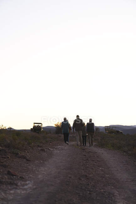 Safari grupo de viaje caminando por el camino de tierra - foto de stock