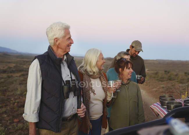 Glückliches Senioren-Paar auf Safari und trinkt Champagner — Stockfoto