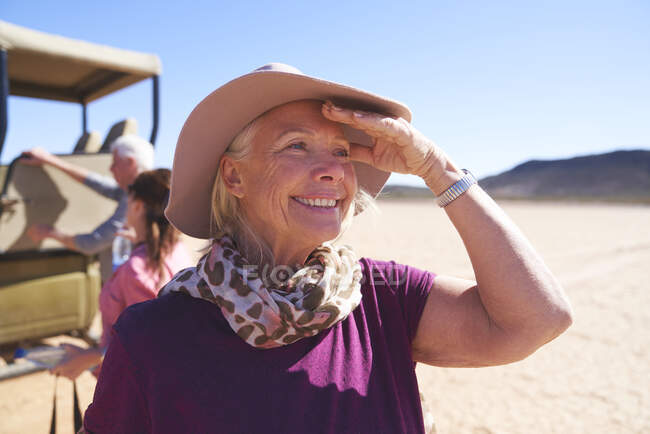 Retrato feliz sênior mulher no safari — Fotografia de Stock