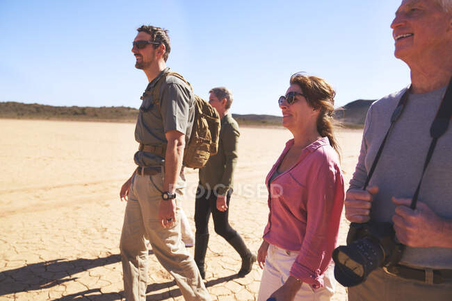Safari guia turístico e caminhada em grupo no deserto árido África do Sul — Fotografia de Stock
