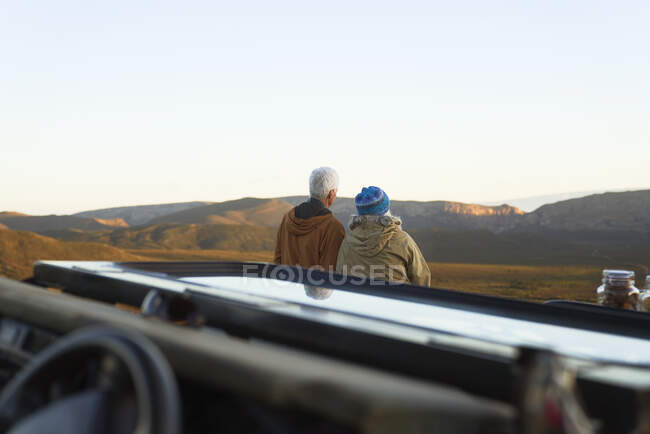 Coppia anziana in safari guardando vista panoramica sul paesaggio — Foto stock