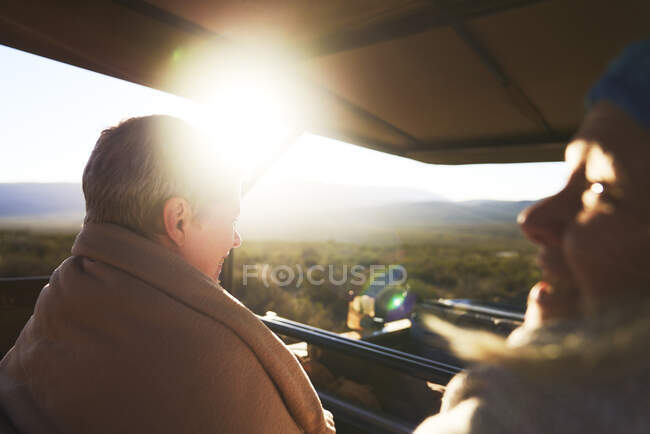 Glückliche Seniorinnen fahren im Safari-Geländewagen — Stockfoto