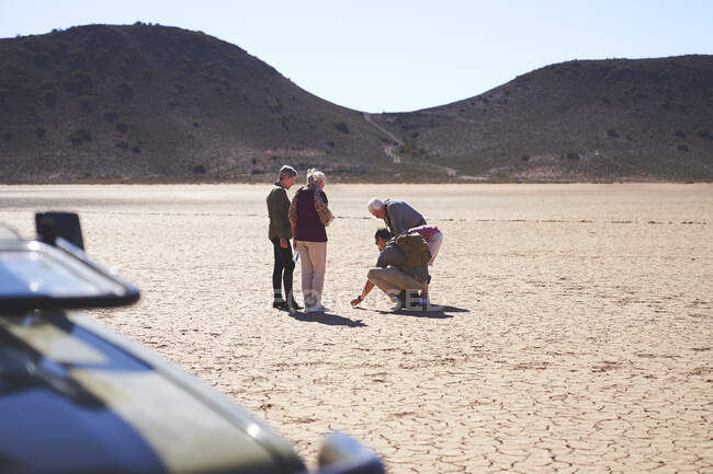 Сафари гид и группа в солнечном засушливом ландшафте ЮАР — стоковое фото