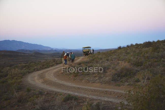 Safari nosso grupo retornando ao veículo na estrada de terra África do Sul — Fotografia de Stock